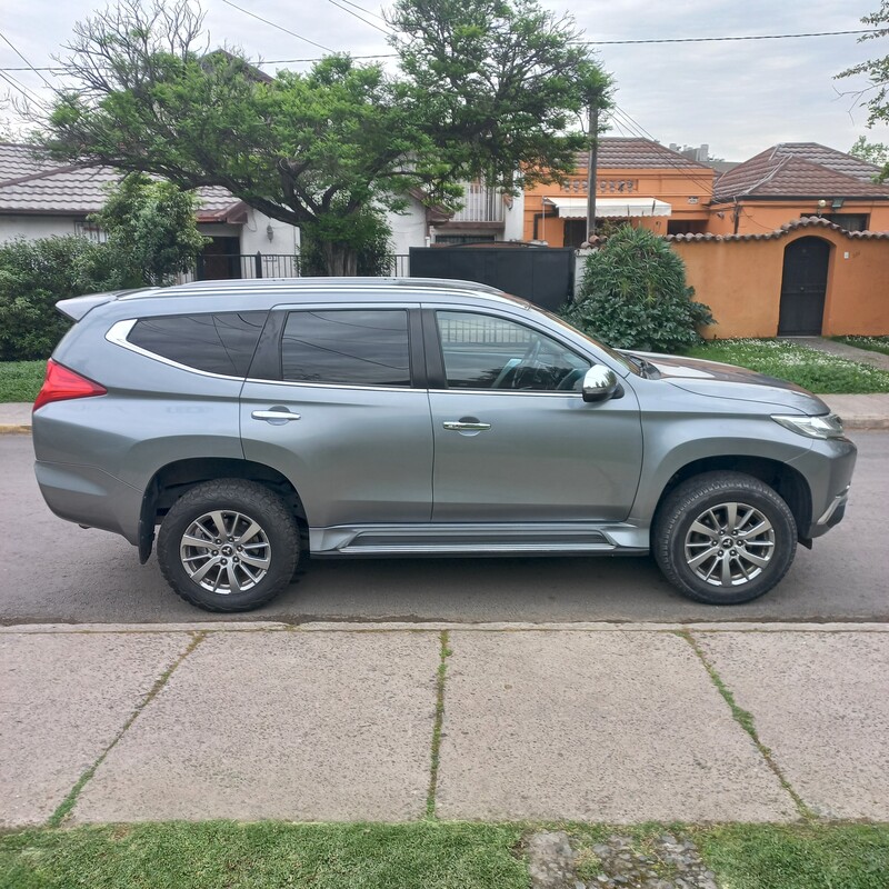 Mitsubishi Montero Sport — foto 7 de 18