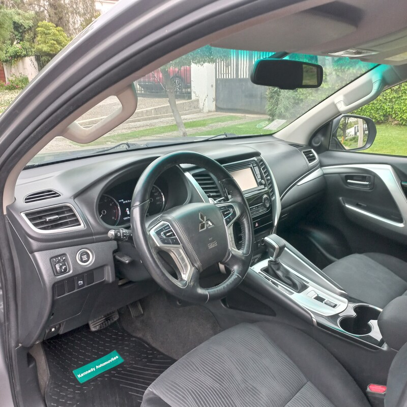 Mitsubishi Montero Sport — foto 10 de 18