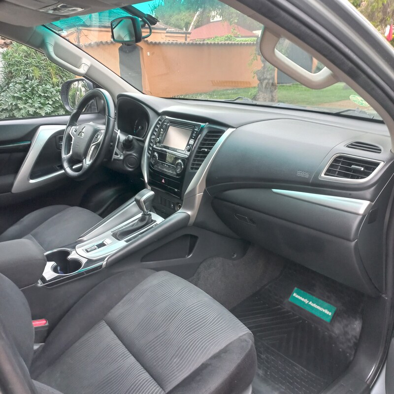Mitsubishi Montero Sport — foto 14 de 18