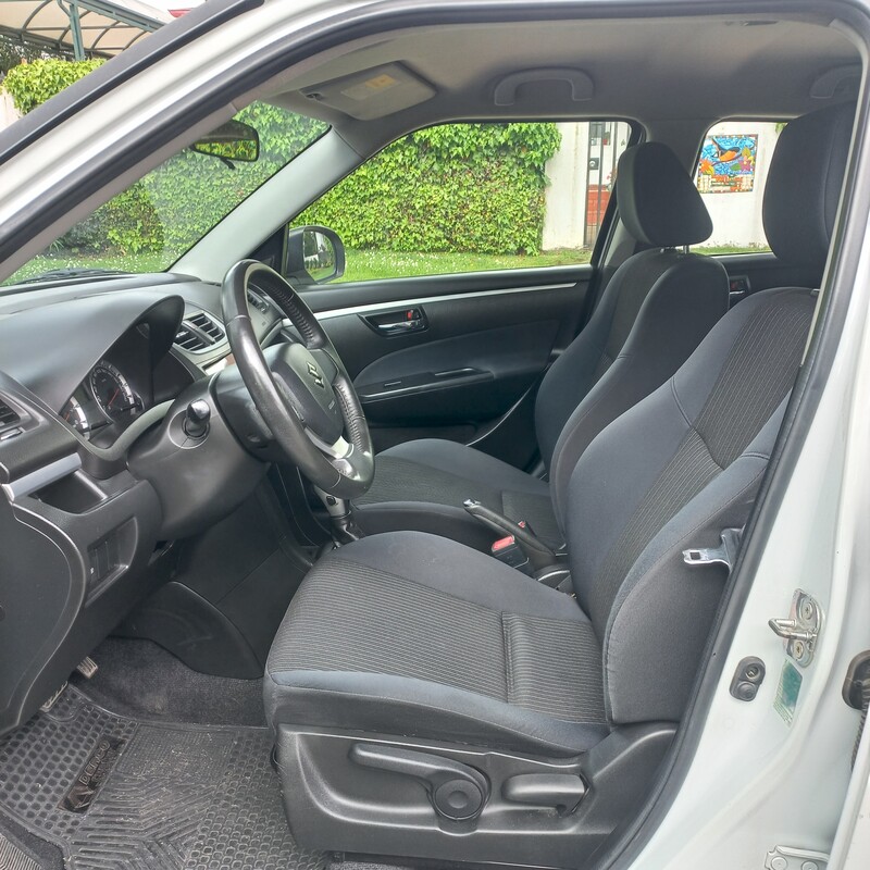 Suzuki Swift — foto 9 de 17