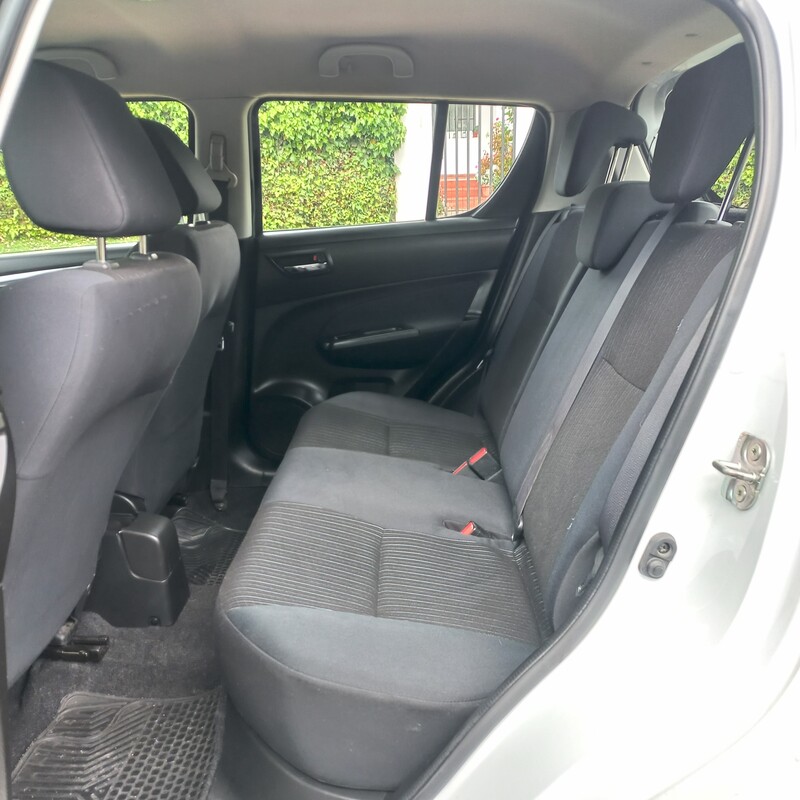 Suzuki Swift — foto 10 de 17