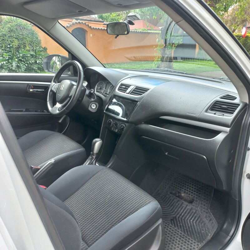 Suzuki Swift — foto 12 de 17
