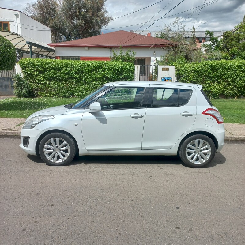 Suzuki Swift — foto 3 de 17