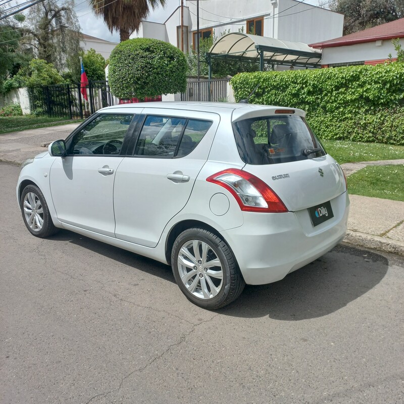 Suzuki Swift — foto 4 de 17