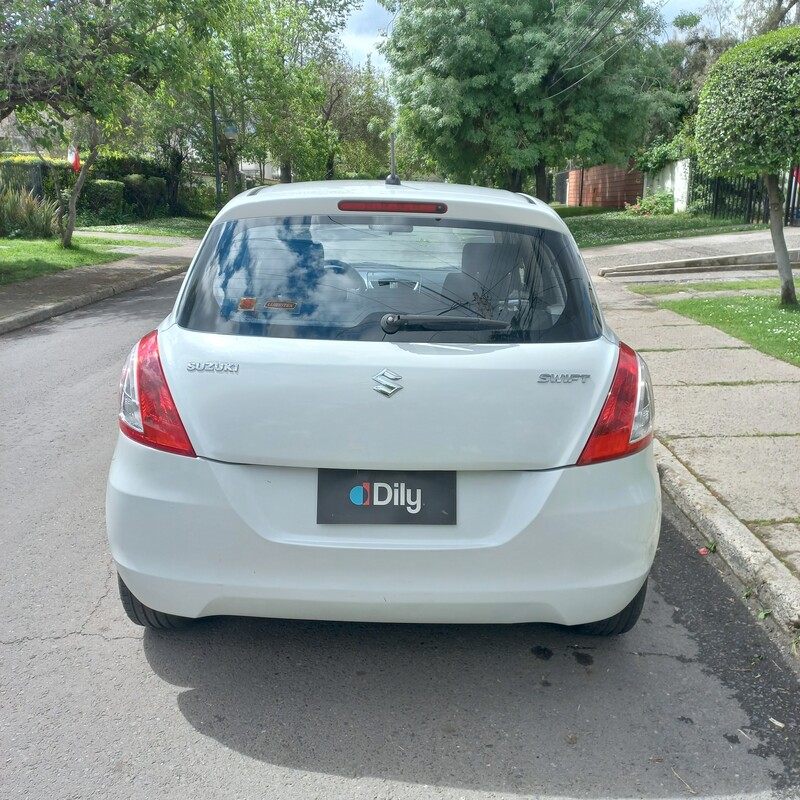 Suzuki Swift — foto 5 de 17