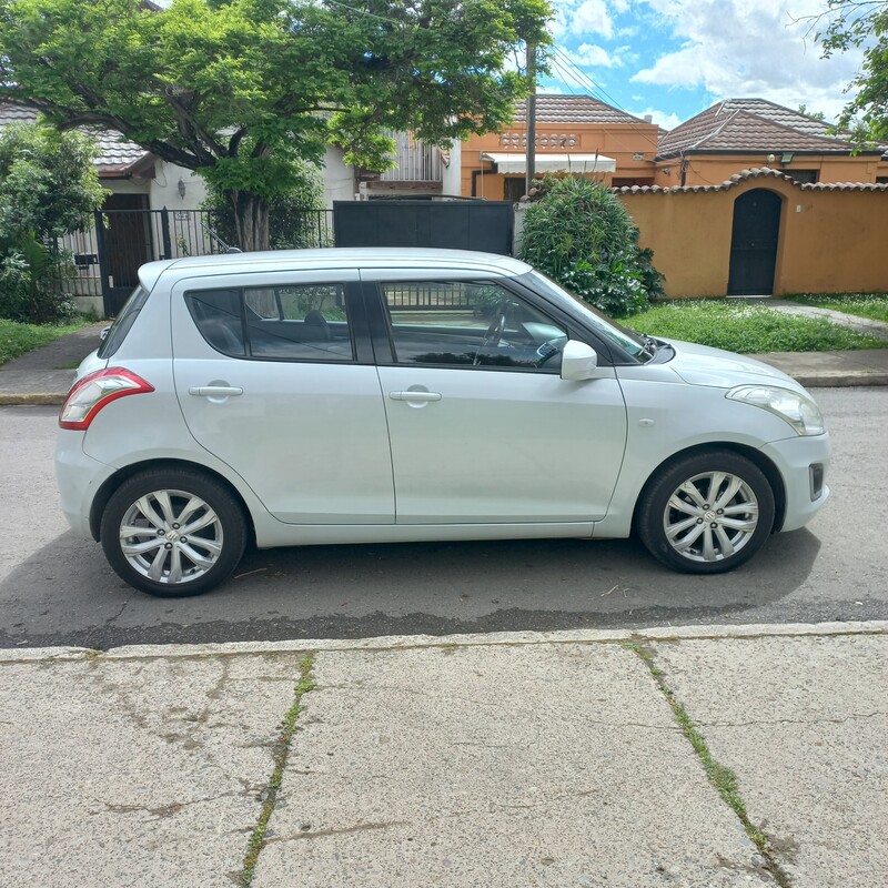 Suzuki Swift — foto 7 de 17