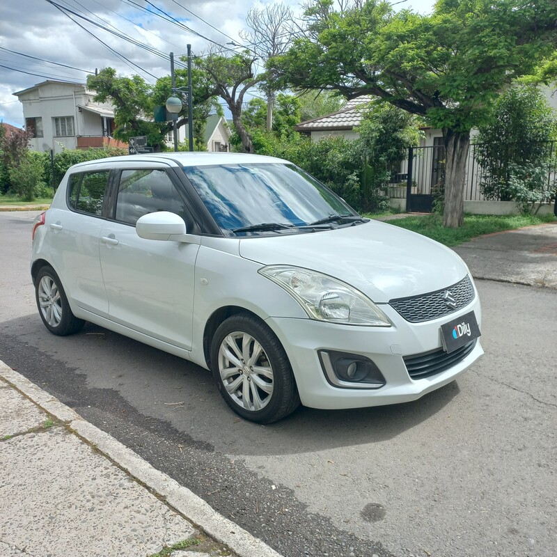 Suzuki Swift — foto 8 de 17