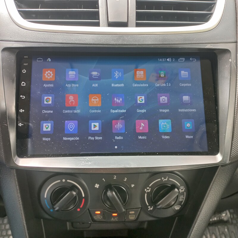 Suzuki Swift — foto 15 de 17